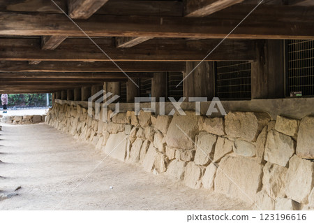 [Under the eaves of Toyokuni Shrine, Miyajima, Hiroshima] 123196616