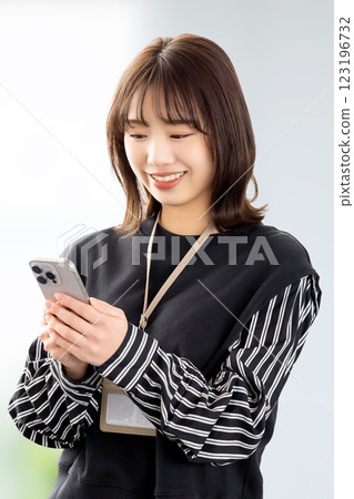 使用智慧型手機的微笑的女人/女商人 123196732
