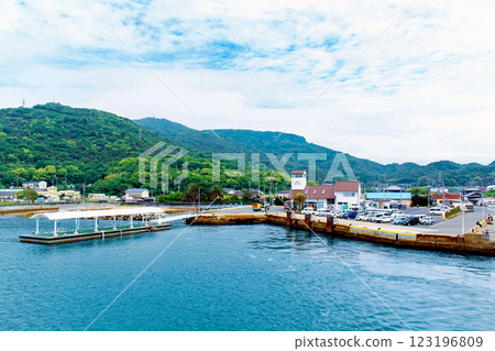 【香川】初夏的豐島:從前往宇野港的渡輪上看到的家浦港 【香川】初夏的豐島:從前往宇野港的渡輪上看到的家浦港 123196809