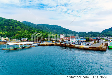 [Kagawa] Teshima in early summer: Ieura Port as seen from the ferry heading to Uno Port 123196810