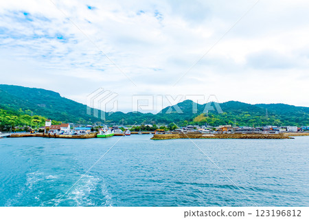 [Kagawa] Teshima in early summer: Ieura Port as seen from the ferry heading to Uno Port 123196812
