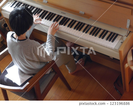 彈電子鋼琴的孩子（上圖） 123196886