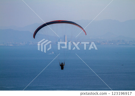 滑翔傘海上…2 滑翔傘海上…2 123196917