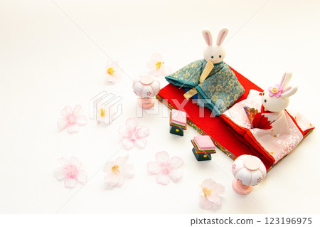 女兒節穿十二層和服的可愛兔子娃娃 123196975