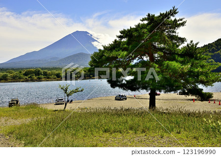 山梨縣精進湖戸手後浜海灘上,富士山懷抱小孩的景象 山梨縣精進湖戸手後浜海灘上,富士山懷抱小孩的景象 123196990