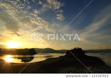 日落時漂浮在瀨戶內海的大芝島聖米歇爾山 日落時漂浮在瀨戶內海的大芝島聖米歇爾山 123197013