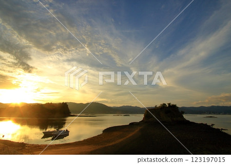 日落時漂浮在瀨戶內海的大芝島聖米歇爾山 日落時漂浮在瀨戶內海的大芝島聖米歇爾山 123197015