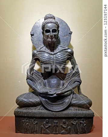 犍陀羅珍寶之一，世界上唯一一尊近乎完整的釋迦牟尼佛像 - 拉合爾博物館 123197144