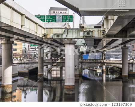 首都高速日本橋川上空行駛 123197309