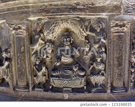 巴基斯坦拉合爾博物館展出的佛陀傳三十三天中的佛祖講經 巴基斯坦拉合爾博物館展出的佛陀傳三十三天中的佛祖講經 123198035
