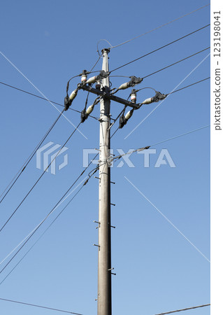 在藍天的電線桿 在藍天的電線桿 123198041