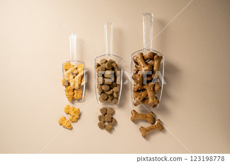 Pet food. Dry food for cats, dogs and bunnies. Nutrition for pets 123198778