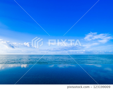 夏日景象:大海和度假村泳池 夏日景象:大海和度假村泳池 123199009