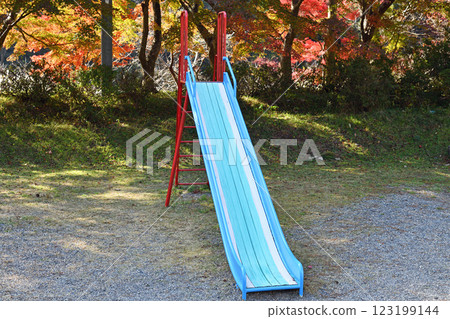公園裡被秋葉環繞的滑梯 123199144