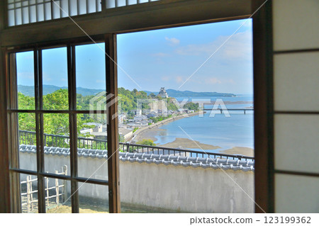 Bungo Kitsuki Castle: Replica castle tower and samurai residence 123199362