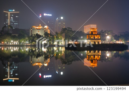 漂浮在湖面上的發光建築 漂浮在湖面上的發光建築 123199494