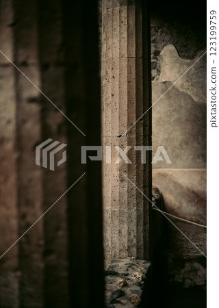 義大利南部歷史悠久的石柱（古代和建築遺產） 123199759