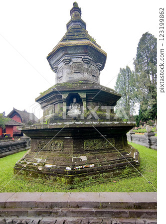 Pura Ulun Danu Beratan temple balinese hindu temple on a Bedugul lake in Bali, Indonesia Pura Ulun Danu Beratan temple balinese hindu temple on a Bedugul lake in Bali, Indonesia 123199862