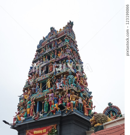 Detail of Sri Mariamman temple in Singapore 123199866