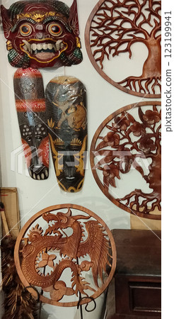 Traditional wood carving at Bali, Indonesia 123199941