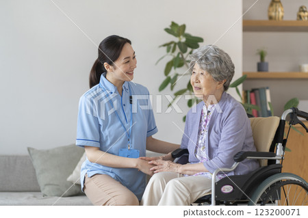 Care staff and elderly woman 123200071