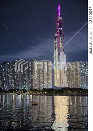倒映在海面上的建築物的夜景 123200474