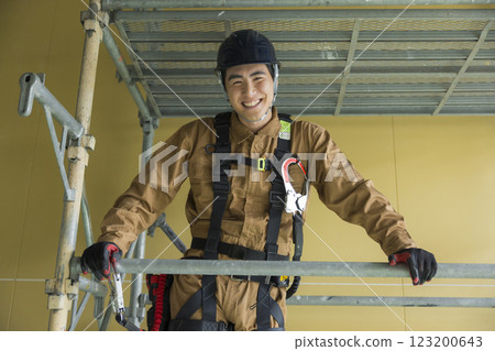 A man working at a construction site 123200643