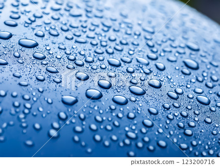 水滴與防水汽車引擎蓋(淺藍色)的圖像 水滴與防水汽車引擎蓋(淺藍色)的圖像 123200716
