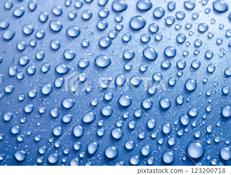 水滴與防水汽車引擎蓋（淺藍色）的圖像 123200718