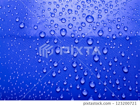 水滴與防水汽車引擎蓋(藍色)的圖像 水滴與防水汽車引擎蓋(藍色)的圖像 123200721