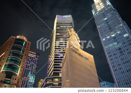 仰望摩天大樓的夜景 123200844