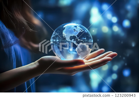 一位女士手持地球儀的特寫鏡頭 123200943