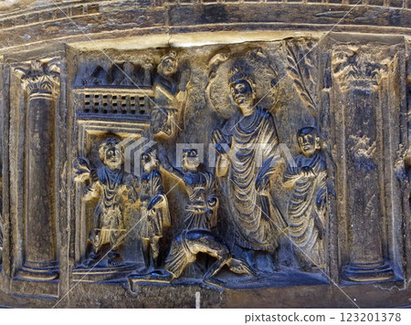 在巴基斯坦拉合爾博物館可以看到佛陀前世預言《燃燈記》的雕塑。 123201378