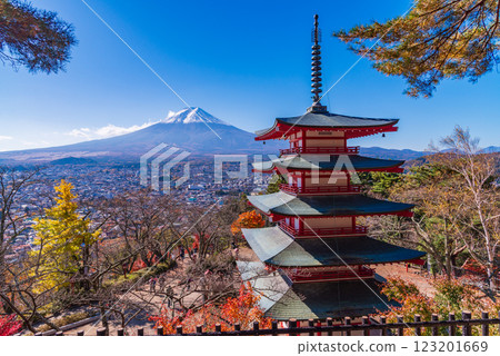 [山梨縣] 新倉山淺間公園的紅葉、忠塔和新雪覆蓋的富士山 123201669