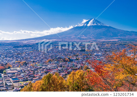 [山梨縣] 從新倉山淺間公園眺望新雪覆蓋的富士山，秋葉綏爛 123201734