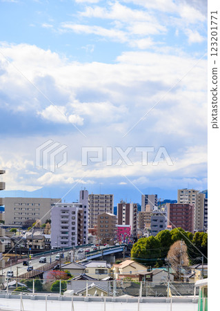 (Urban landscape, Shinseiyasubashi Street) Panoramic view of the area around the station with Mt. Kinpu and the mountain range in the background (Seiyasucho, Kumamoto City) 123201771