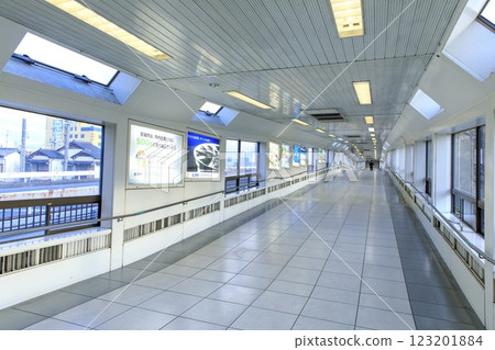 Mikawa Anjo Station, a long passageway connecting the Shinkansen and conventional train lines 123201884