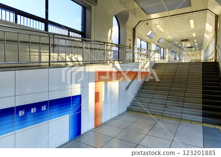 Mikawa Anjo Station, a long passageway connecting the Shinkansen and conventional train lines 123201885