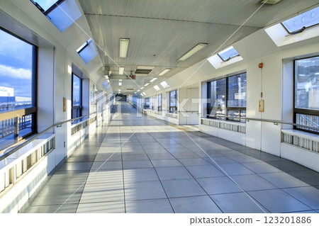 Mikawa Anjo Station, a long passageway connecting the Shinkansen and conventional train lines Mikawa Anjo Station, a long passageway connecting the Shinkansen and conventional train lines 123201886