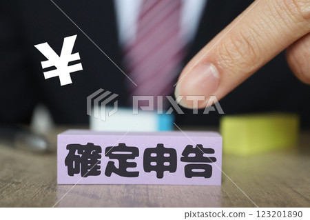 Tax return, man in suit 123201890