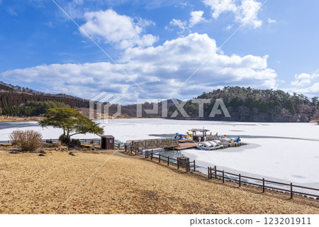 Lake Shidaka covered in ice in winter 123201911