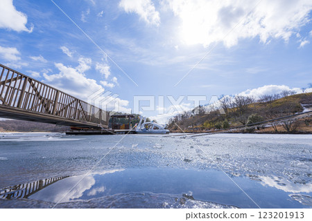 Lake Shidaka covered in ice in winter 123201913