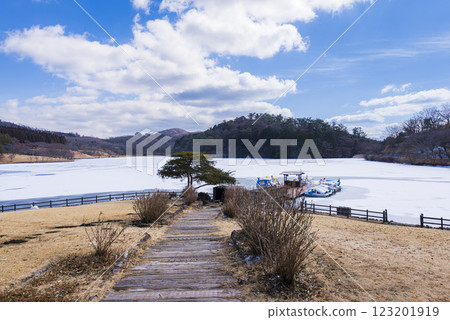 Lake Shidaka covered in ice in winter 123201919