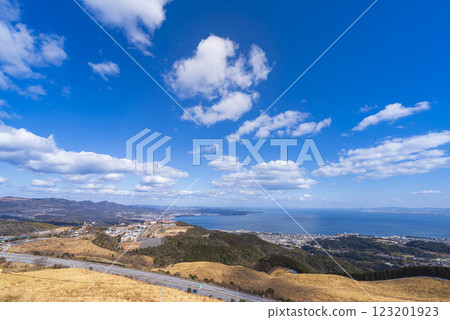 十文字原的冬日風景,俯瞰別府市景和大海 十文字原的冬日風景,俯瞰別府市景和大海 123201923