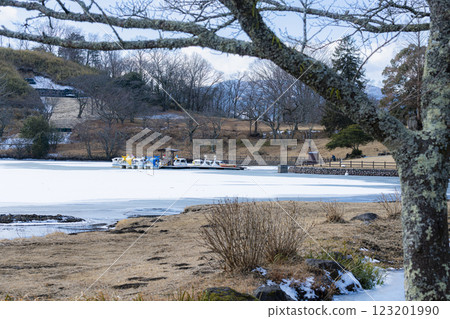 Lake Shidaka covered in ice in winter 123201990