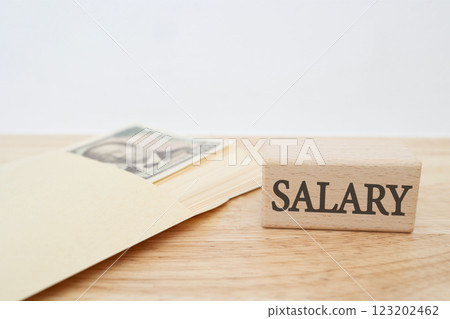 工資的形象：一疊鈔票 英文單字 SALARY 123202462