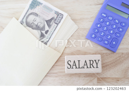 工資的形象：一疊鈔票 英文單字 SALARY 123202463