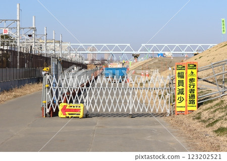 江戶川洩洪道河床上的施工現場 江戶川洩洪道河床上的施工現場 123202521