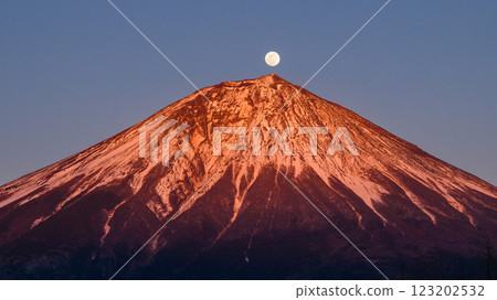 Pearl Fuji as seen from Fujinomiya City, Shizuoka Prefecture 123202532