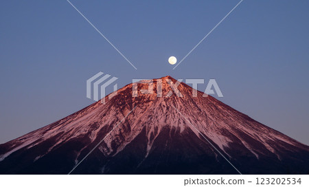 Pearl Fuji as seen from Fujinomiya City, Shizuoka Prefecture Pearl Fuji as seen from Fujinomiya City, Shizuoka Prefecture 123202534